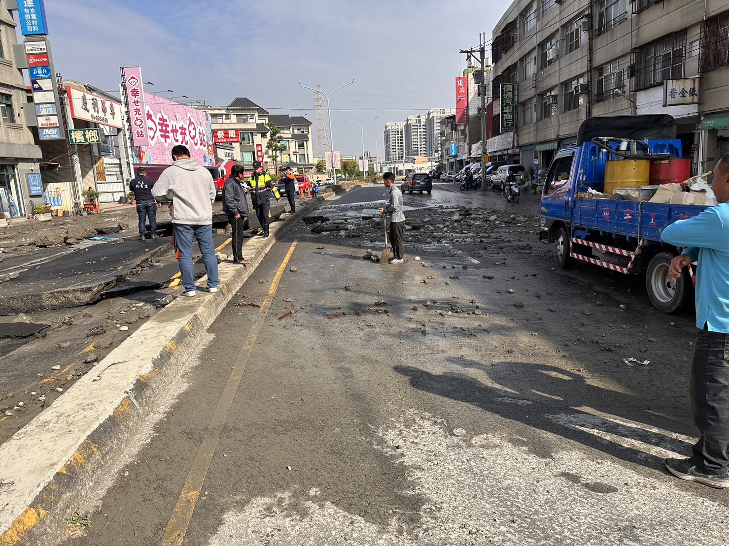 （有影片）／有如被轟炸！員林市莒光路自來水管爆裂　馬路瞬間隆起形成大洞 - https://www.watchmedia01.com