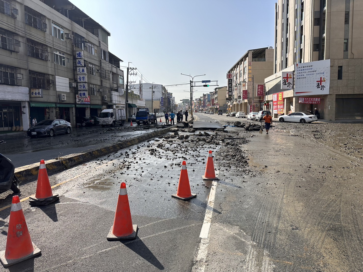（有影片）／有如被轟炸！員林市莒光路自來水管爆裂　馬路瞬間隆起形成大洞 - https://www.watchmedia01.com