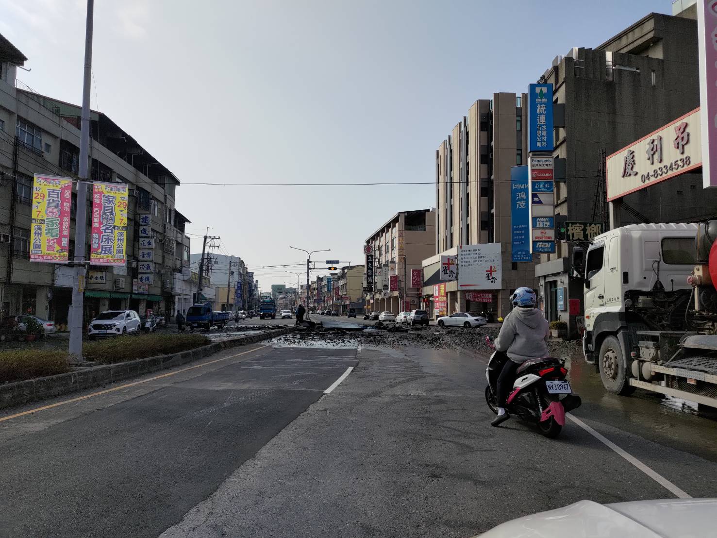 （有影片）／有如被轟炸！員林市莒光路自來水管爆裂　馬路瞬間隆起形成大洞 - https://www.watchmedia01.com