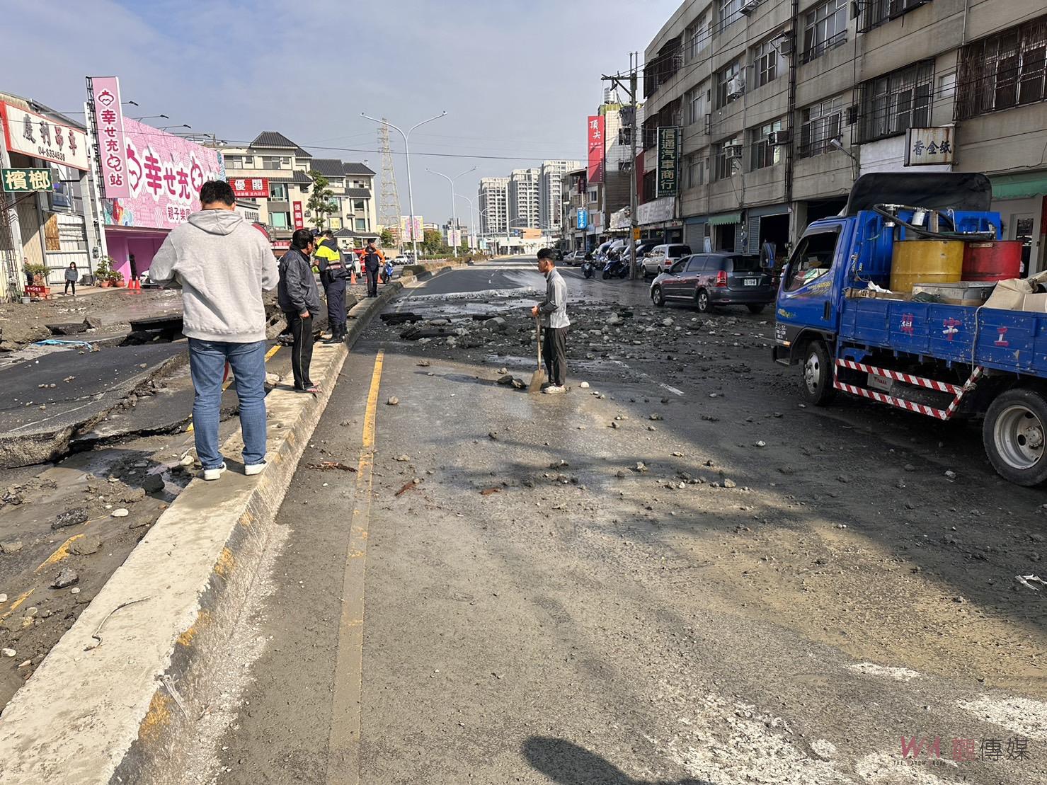 （有影片）／有如被轟炸！員林市莒光路自來水管爆裂　馬路瞬間隆起形成大洞 - https://www.watchmedia01.com