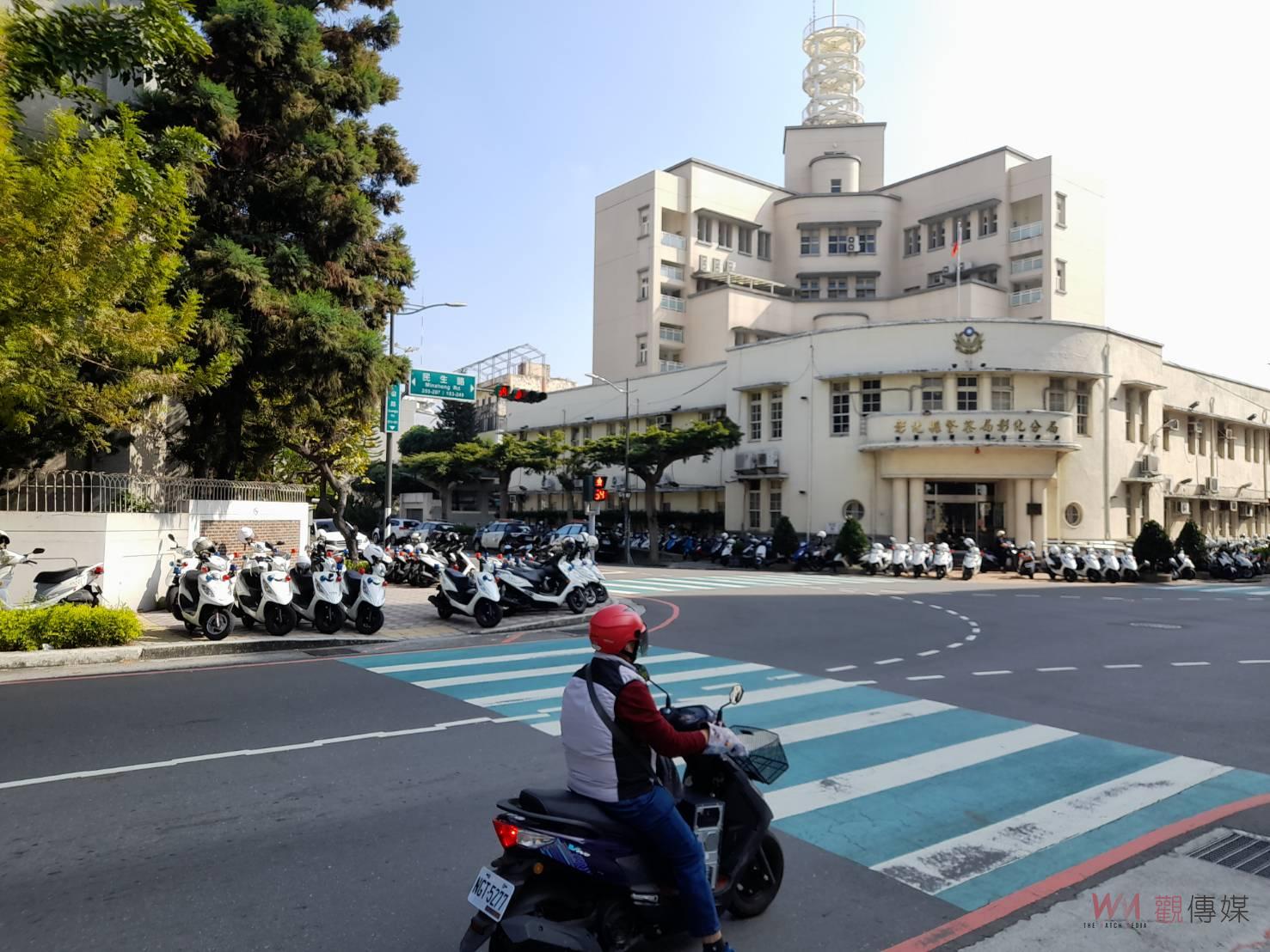 彰化警察機車集體停滿人行道！民眾質疑違法行為引發爭議 - https://www.watchmedia01.com