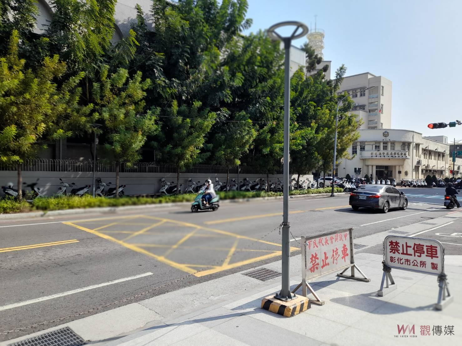彰化警察機車集體停滿人行道！民眾質疑違法行為引發爭議 - https://www.watchmedia01.com