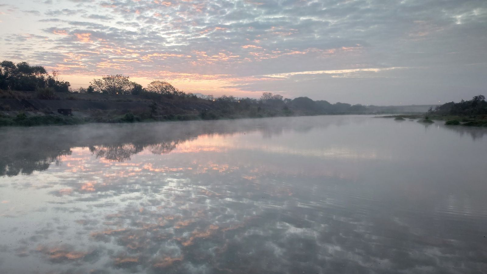 （有影片）／貓羅溪氤氳繚繞如仙境夢幻浪漫　霧氣緩緩飄過河面 - https://www.watchmedia01.com