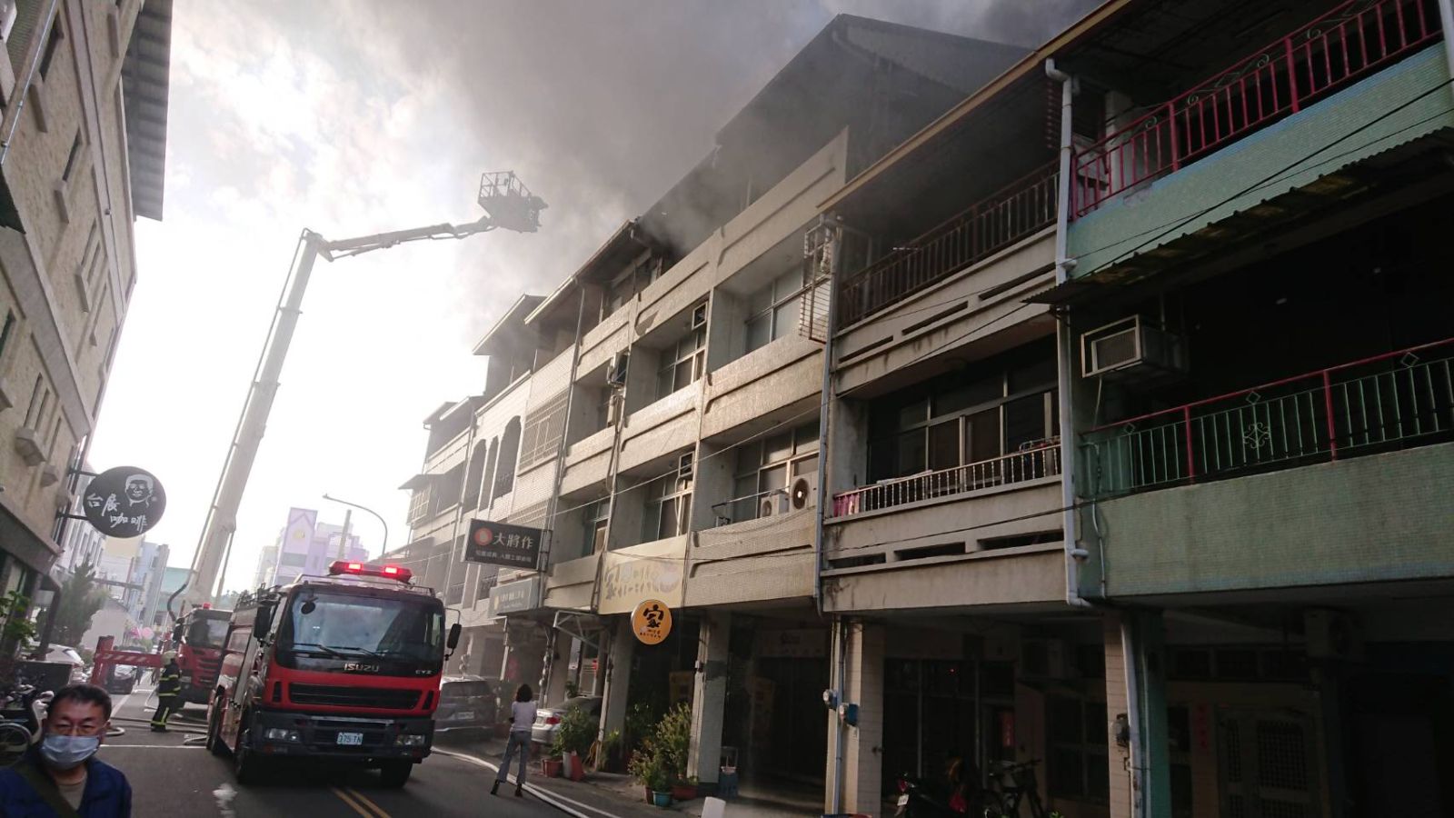 （有影片）／員林市一冷氣維修倉庫發生火警　黑煙狂竄驚嚇不少路人圍觀 - https://www.watchmedia01.com
