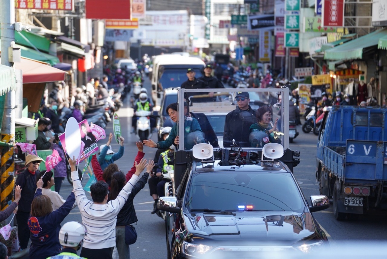 賴清德與陳素月車掃行動熱絡展開，民眾熱情歡迎凍蒜加油 - https://www.watchmedia01.com