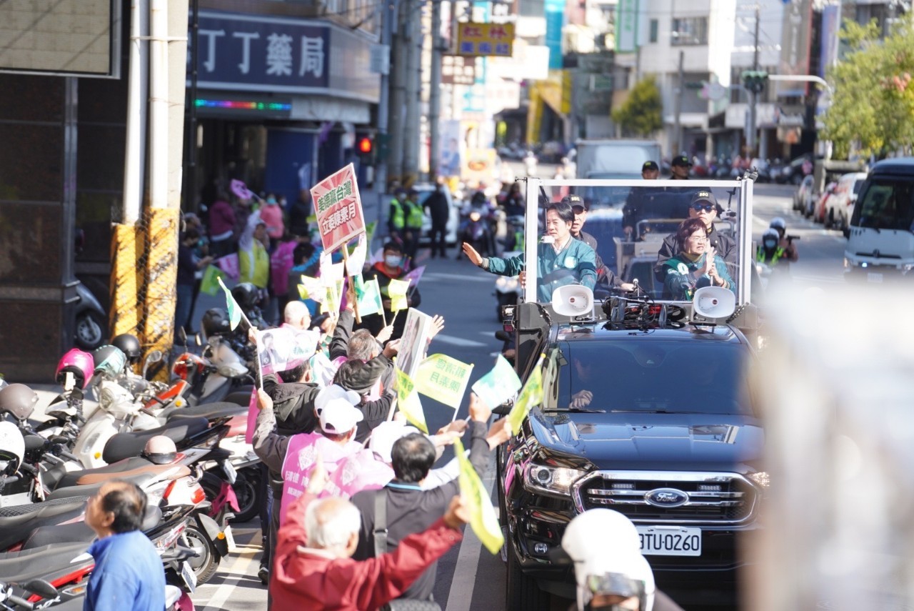 賴清德與陳素月車掃行動熱絡展開，民眾熱情歡迎凍蒜加油 - https://www.watchmedia01.com