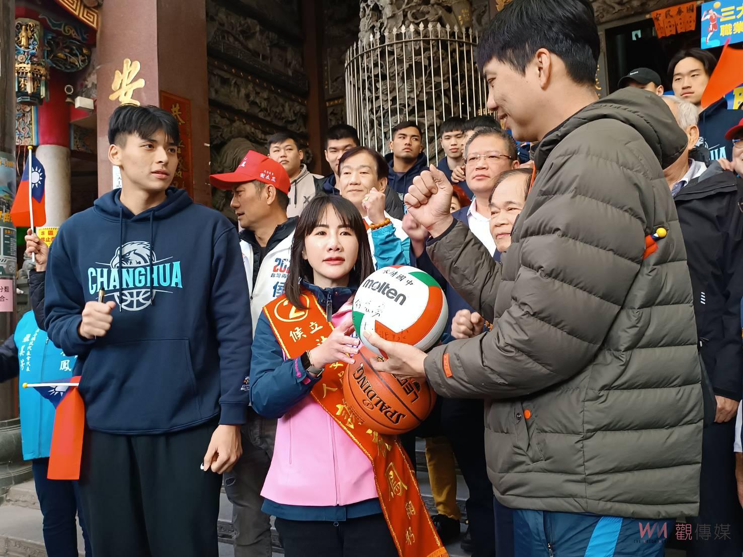 （有影片）／超吸睛！2024最終衝刺期國民黨立委候選人謝衣鳳獲球隊力挺 - https://www.watchmedia01.com
