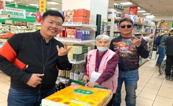 鐵漢柔情！逢甲飛鷹重機協會 暖心助獨老採購年貨 - https://www.watchmedia01.com