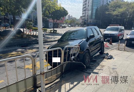 車輛莫名失控開上分隔島 嘉義市BRT站牌無辜被撞飛 - https://www.watchmedia01.com