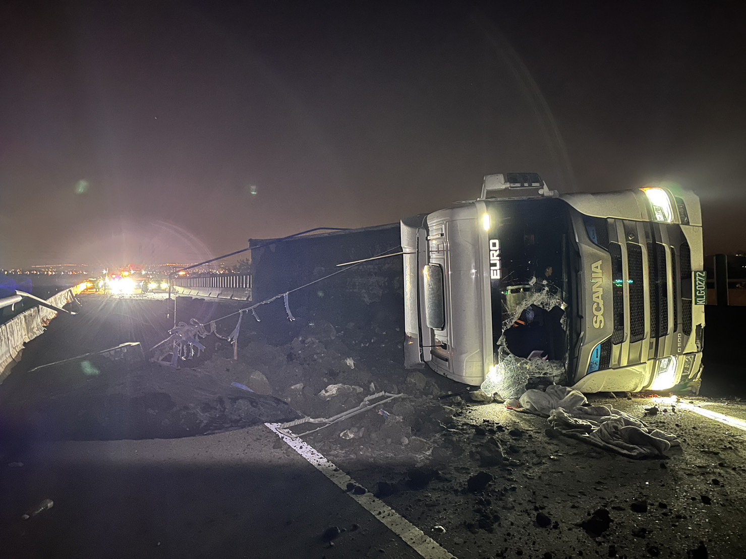 台61線伸港鄉路段砂石車翻覆事故 車體滑行百尺「宛如砂石瀑布」 - https://www.watchmedia01.com