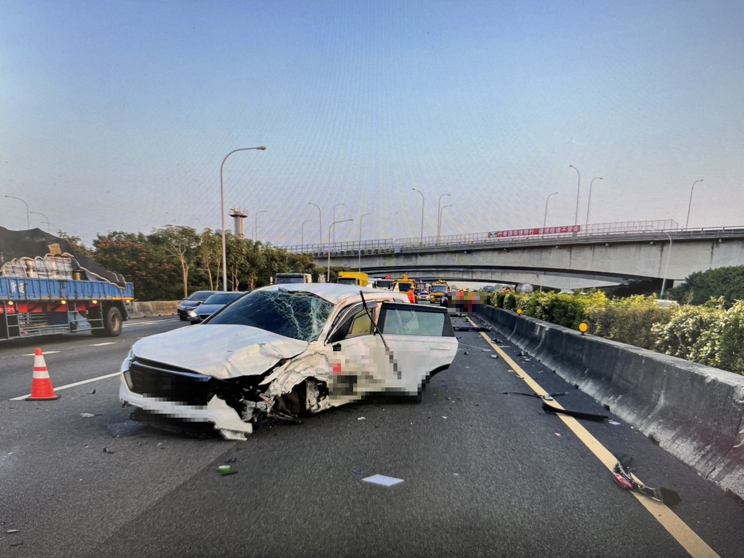 （有影片）／國1彰化段自撞護欄下車察看　竟遭自己車子推撞慘死 - https://www.watchmedia01.com