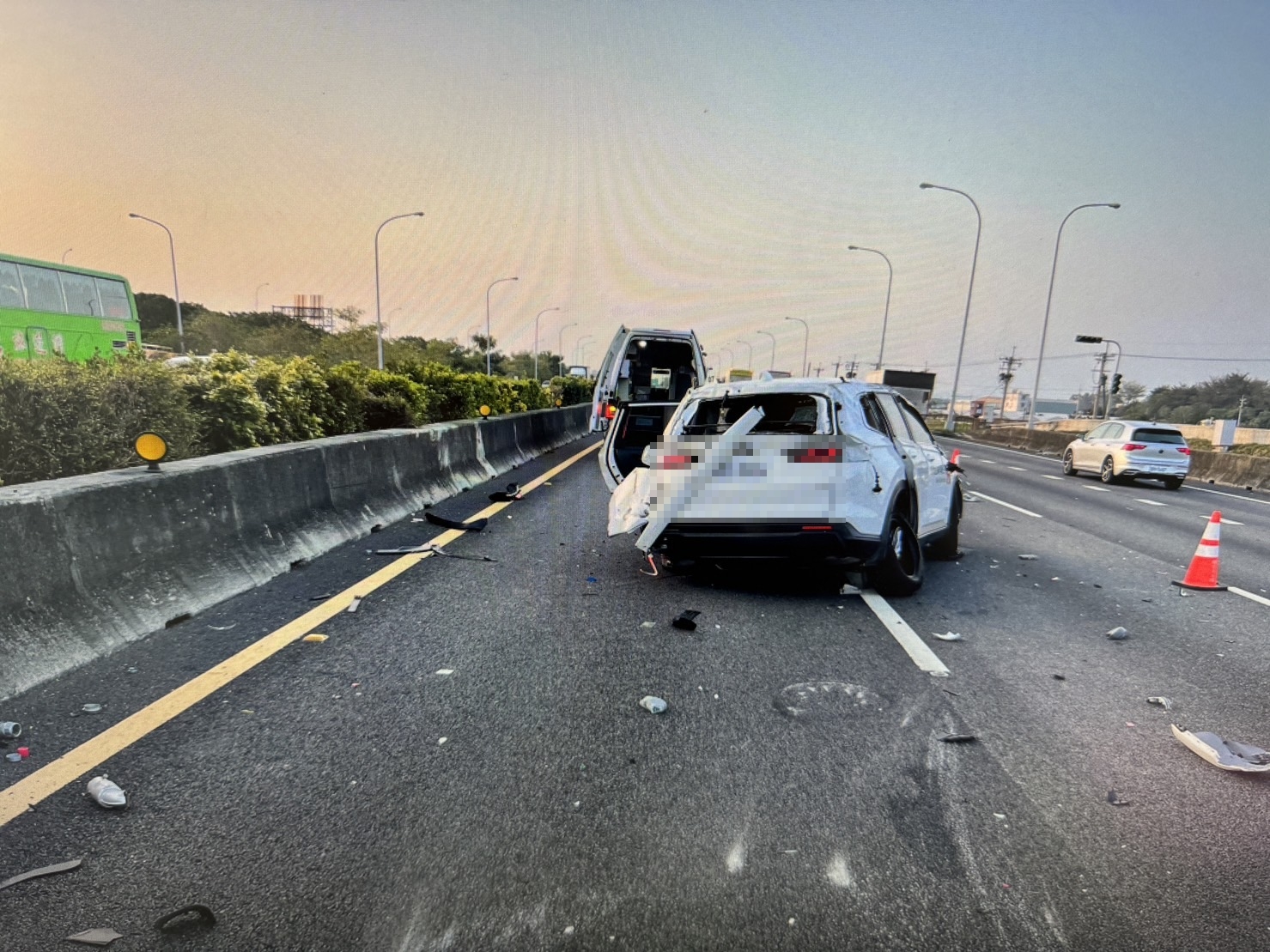 （有影片）／國1彰化段自撞護欄下車察看　竟遭自己車子推撞慘死 - https://www.watchmedia01.com