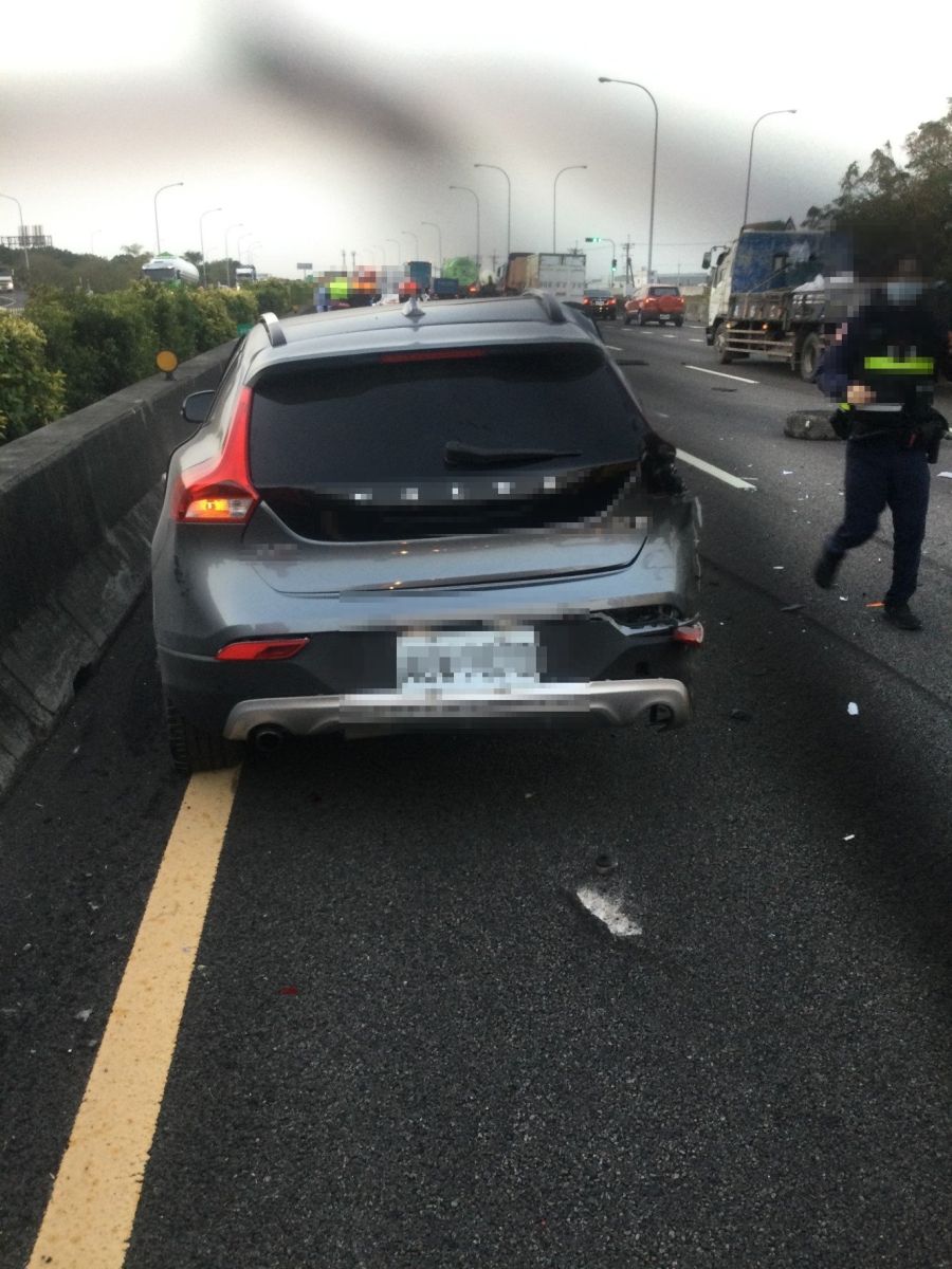 （有影片）／國1彰化段自撞護欄下車察看　竟遭自己車子推撞慘死 - https://www.watchmedia01.com