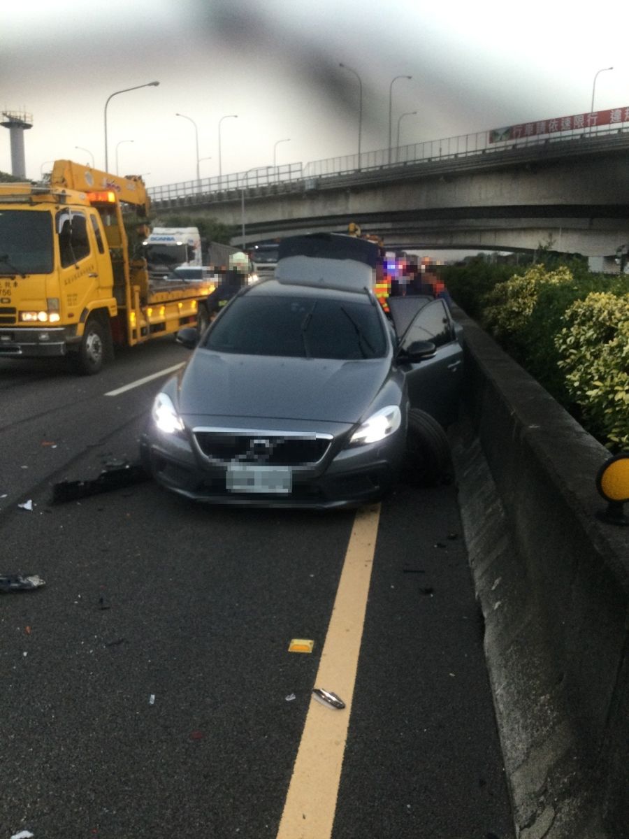 （有影片）／國1彰化段自撞護欄下車察看　竟遭自己車子推撞慘死 - https://www.watchmedia01.com