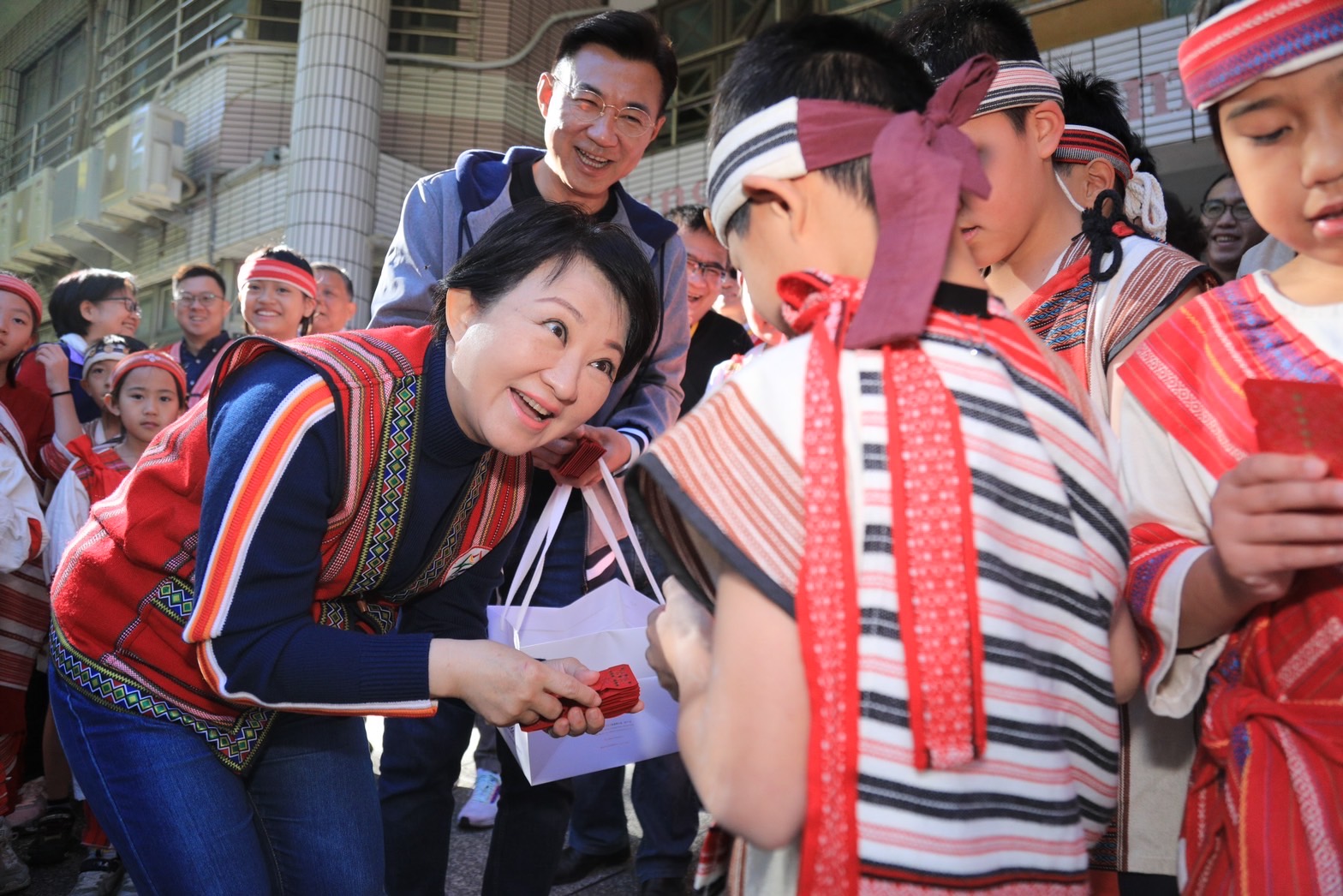 台中和平專案！ 盧秀燕率隊前進和平國小 暖贈紅包學童笑開懷 - https://www.watchmedia01.com