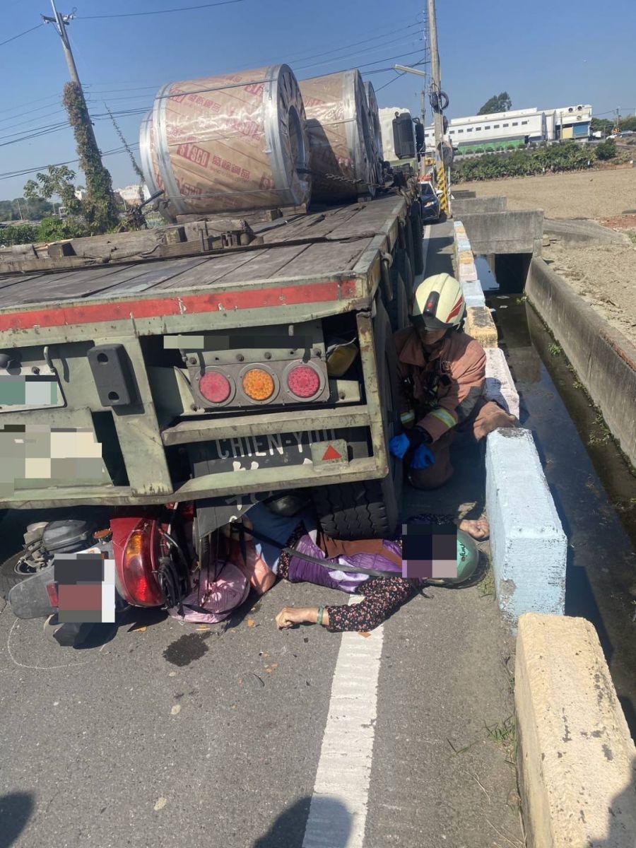 驚悚！花壇鄉三春老樹附近悲劇！老婦遭拖板車撞擊身亡 - https://www.watchmedia01.com