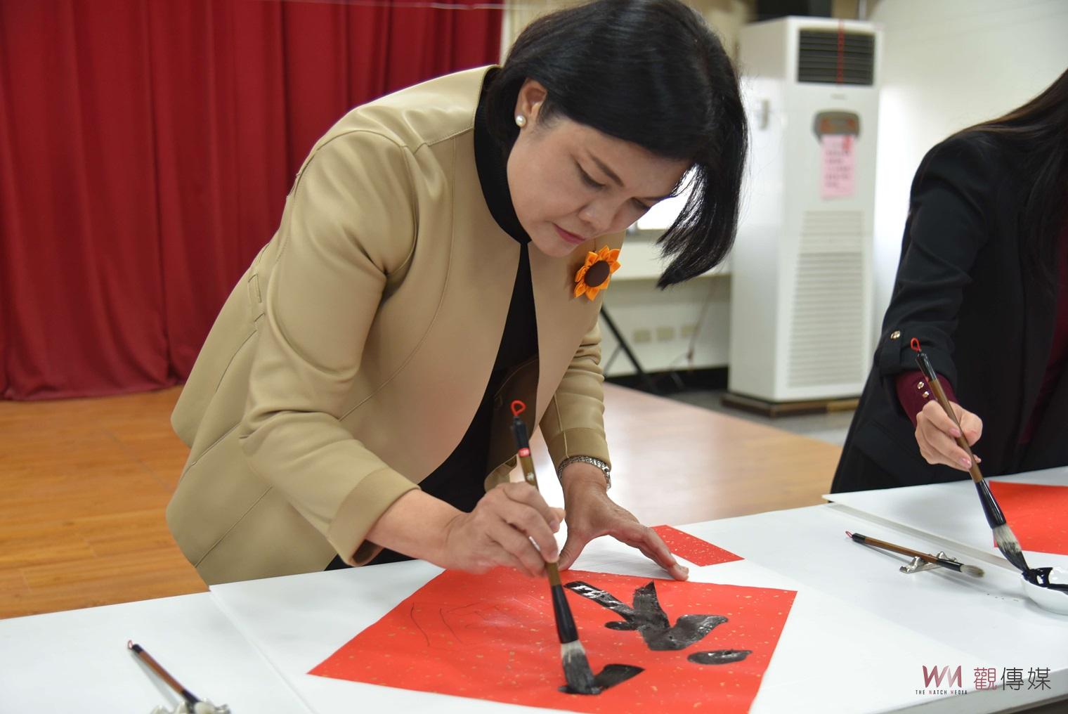 土庫鎮金龍獻瑞揮毫贈春聯　張麗善與鄉親一起喜迎龍年 - https://www.watchmedia01.com