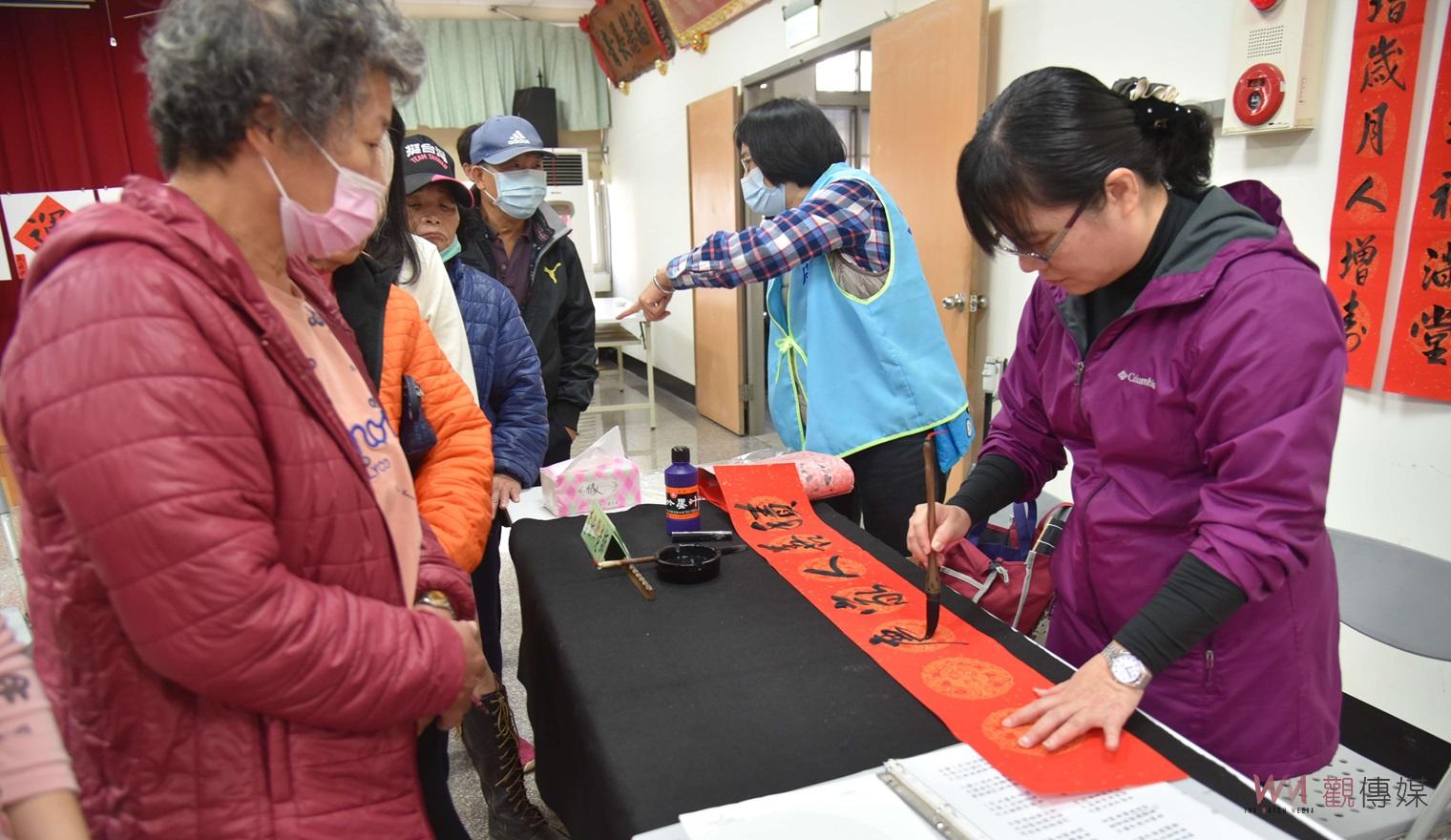 土庫鎮金龍獻瑞揮毫贈春聯　張麗善與鄉親一起喜迎龍年 - https://www.watchmedia01.com