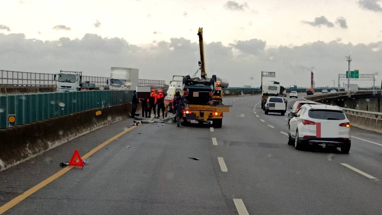 國道3號彰化路段車禍：貨車掉落鋁梯轎車爆胎翻車無傷亡 - https://www.watchmedia01.com