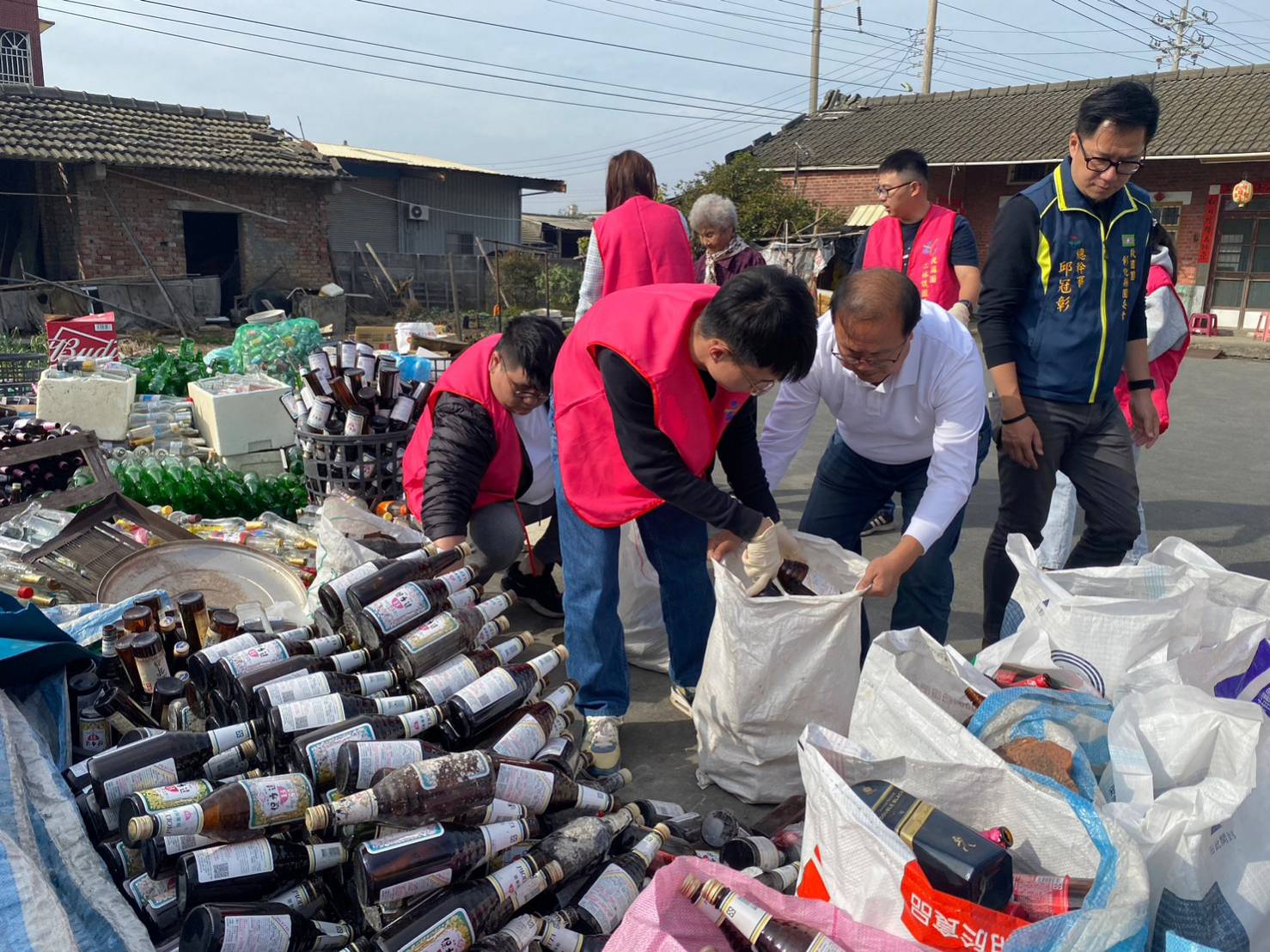 扶弱送愛‧傳愛台灣　彰化救國團公益活動暖化百戶弱勢家庭 - https://www.watchmedia01.com