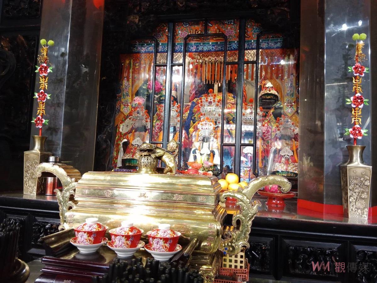 北港朝天宮信眾獻春仔花供神花 限量8對聖笅最多可得 - https://www.watchmedia01.com