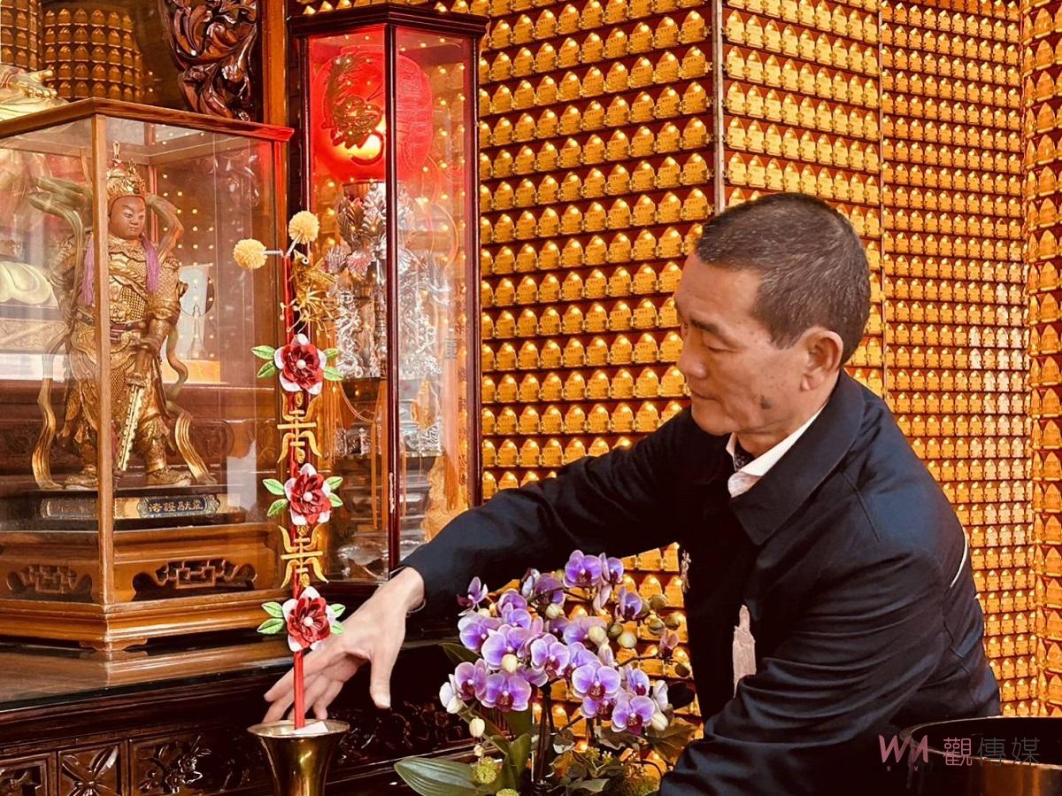 北港朝天宮信眾獻春仔花供神花 限量8對聖笅最多可得 - https://www.watchmedia01.com