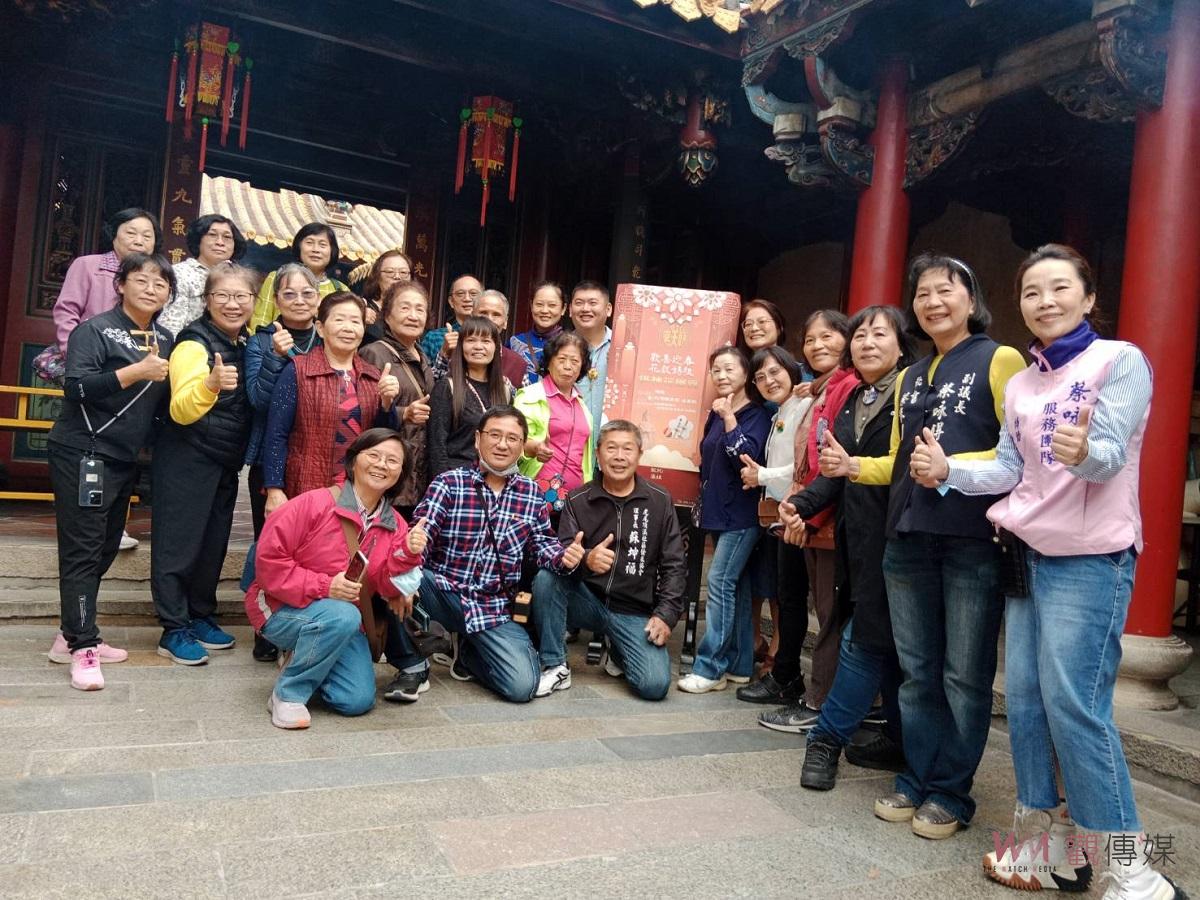 北港朝天宮信眾獻春仔花供神花 限量8對聖笅最多可得 - https://www.watchmedia01.com