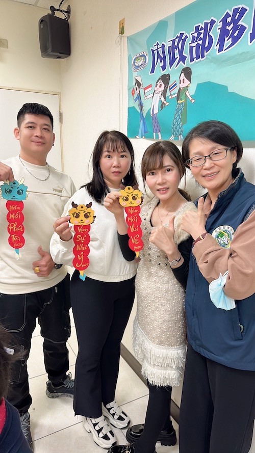 移民署嘉市站擕手新住民DIY「布」春聯　祈福新年好運龍來 - https://www.watchmedia01.com
