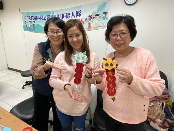 移民署嘉市站擕手新住民DIY「布」春聯　祈福新年好運龍來 - https://www.watchmedia01.com