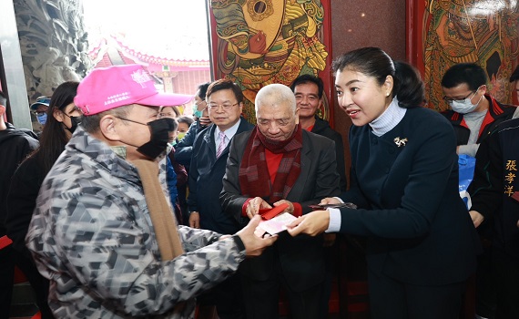 南投縣長許淑華3地4宮廟祈福發紅包 民眾排隊求好彩頭 - https://www.watchmedia01.com