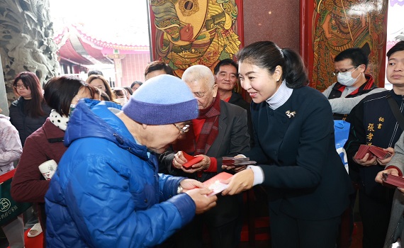 南投縣長許淑華3地4宮廟祈福發紅包 民眾排隊求好彩頭 - https://www.watchmedia01.com