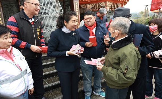 南投縣長許淑華3地4宮廟祈福發紅包 民眾排隊求好彩頭 - https://www.watchmedia01.com