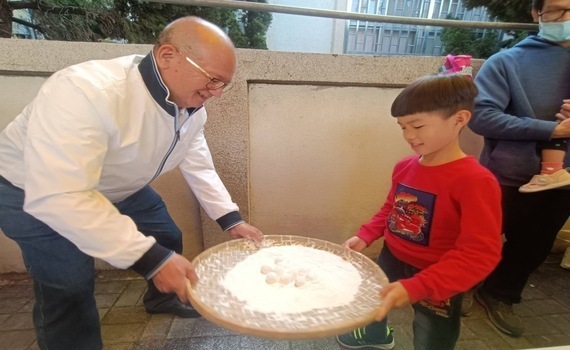 中市議長張清照「撩下去」搖元宵！主辦元宵DIY逾10年 親子大呼有趣 - https://www.watchmedia01.com