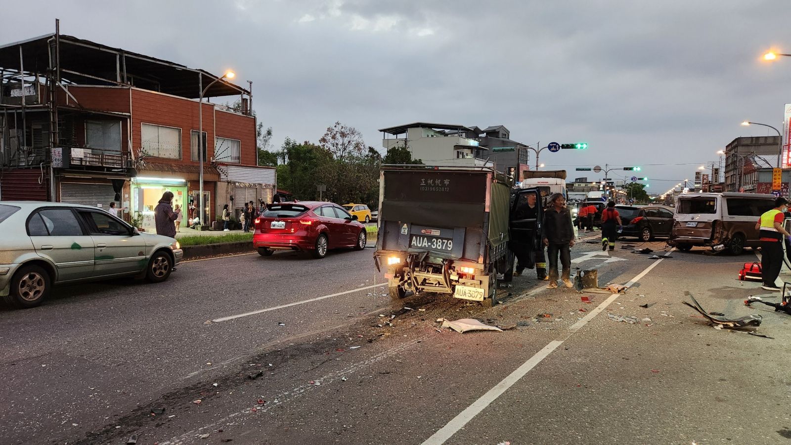 冬山砂港拖板車與10輛自小客車連環撞 10人送醫 - https://www.watchmedia01.com