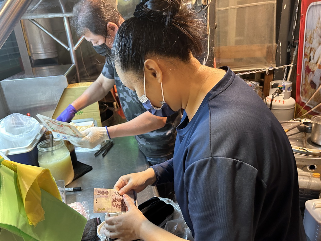 南京老戴脆皮臭豆腐再現江湖 彰化大埔黃昏市場老顧客重溫舊愛 - https://www.watchmedia01.com