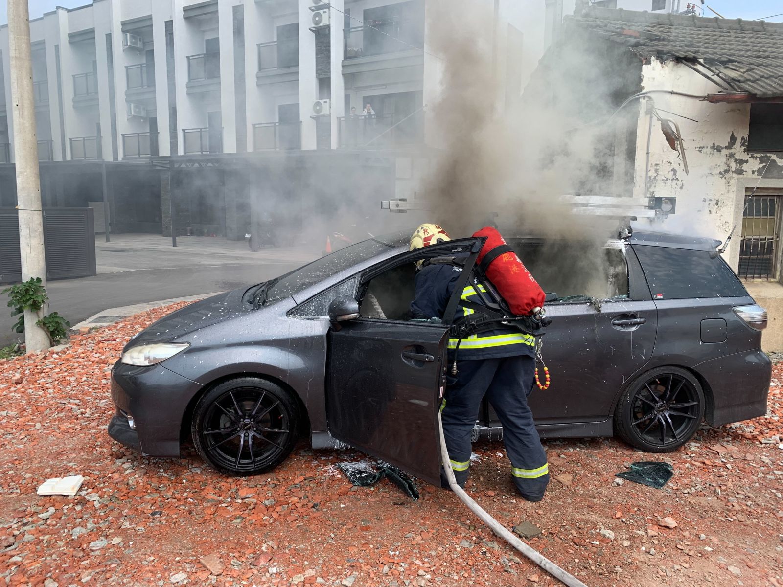 鹿港鎮發生離奇火燒車事件：休旅車起火原因成謎 幸無人傷亡 - https://www.watchmedia01.com