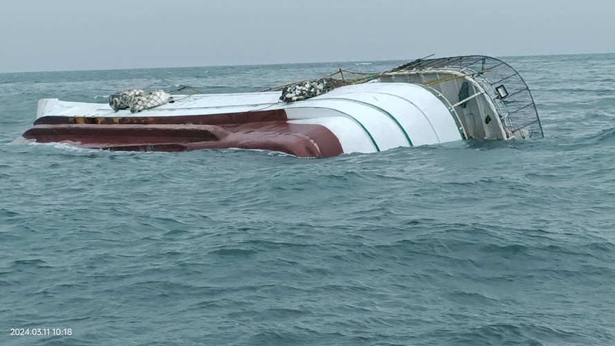 海巡馳援擱淺翻覆國籍漁船　船員獲救感謝萬分 - https://www.watchmedia01.com