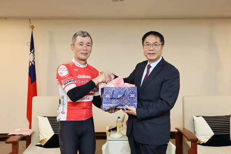 日人自行車環島感恩台灣濟助善舉　黃偉哲送台南美食盛待 - https://www.watchmedia01.com
