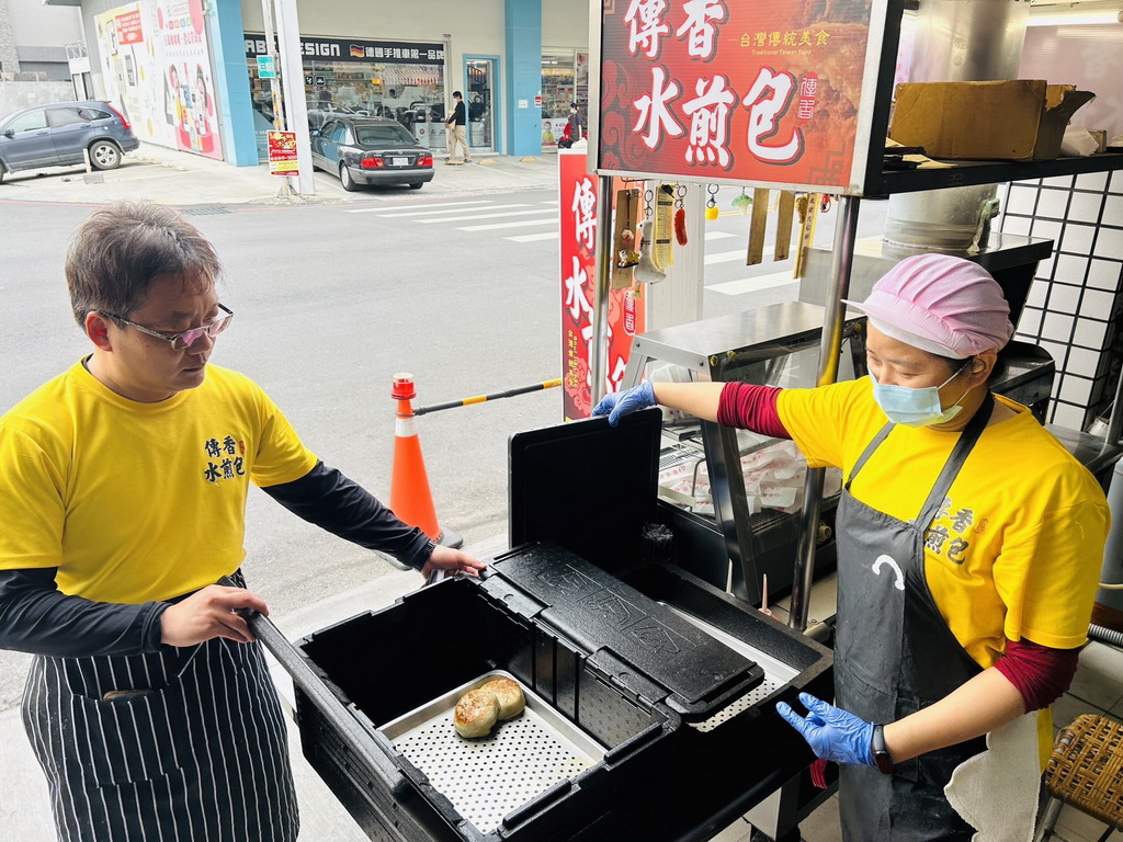 邱日發夫妻水煎包挑戰新口味 剝皮辣椒入魂傳統美食翻新 - https://www.watchmedia01.com