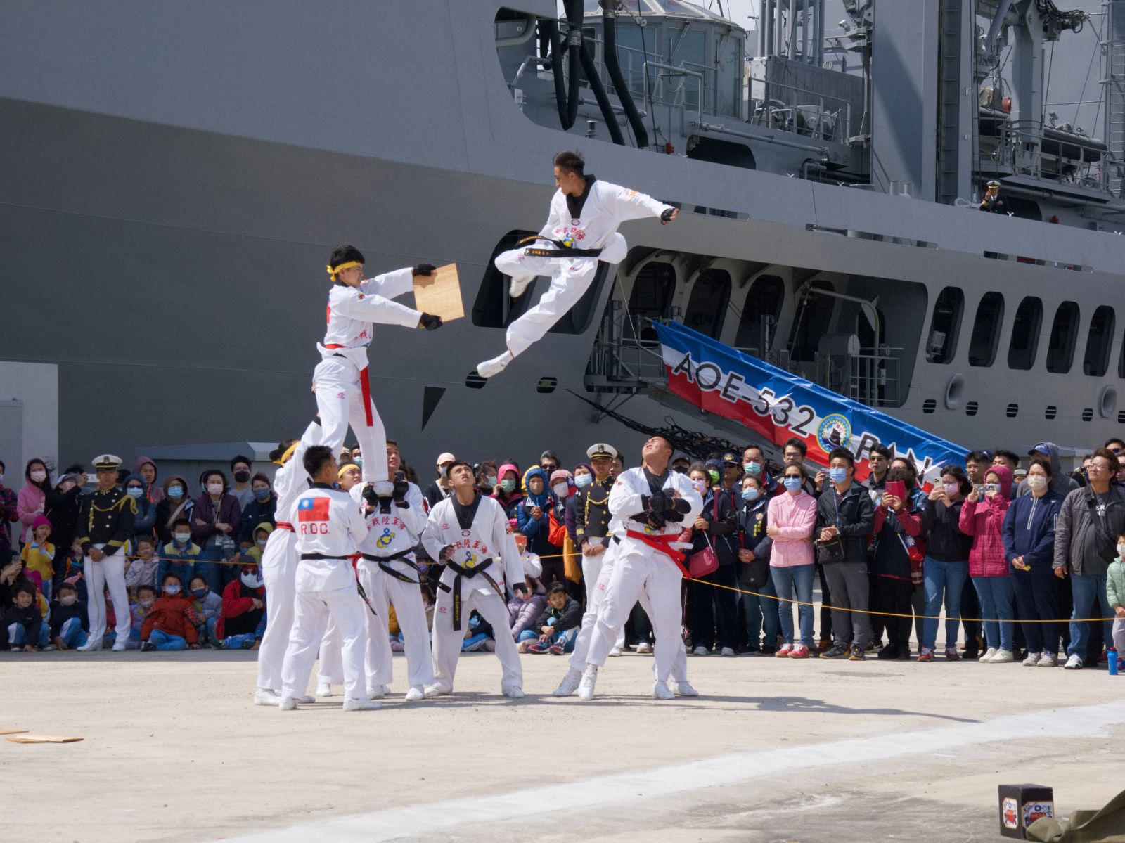 海軍113年敦睦遠航支隊環島航訓抵馬公港 吸引眾多澎湖居民參觀 - https://www.watchmedia01.com