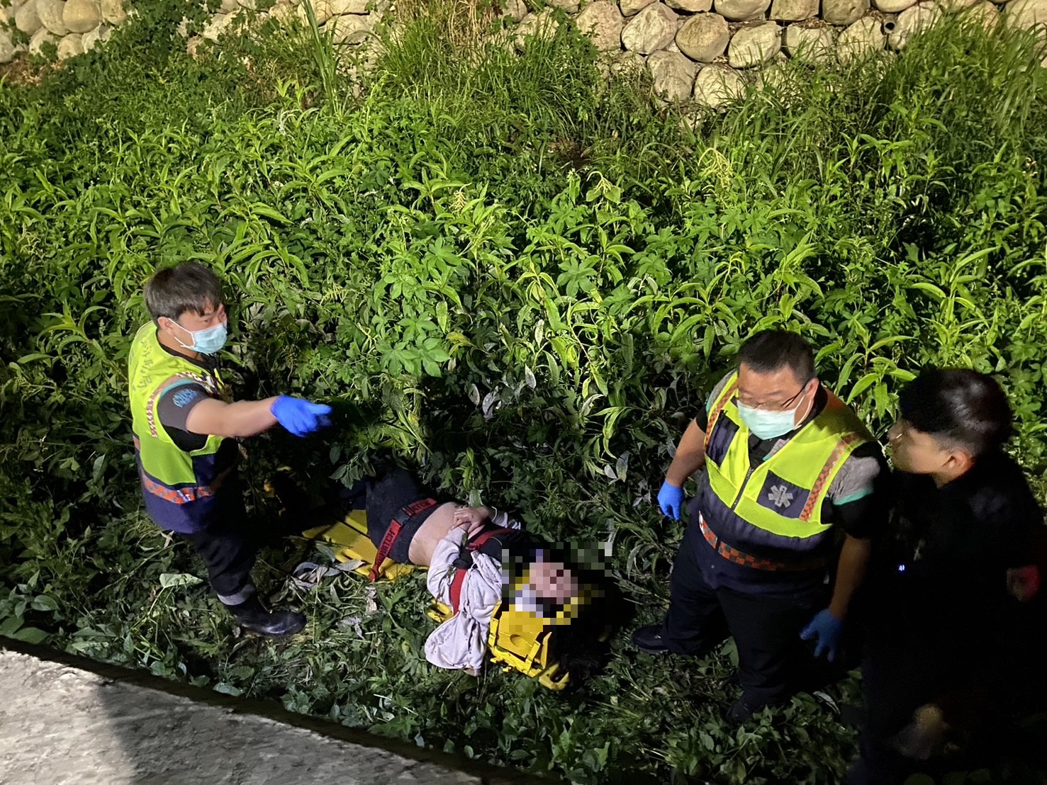 女大生深夜騎車摔進水溝　警消及民眾合力協助脫困 - https://www.watchmedia01.com