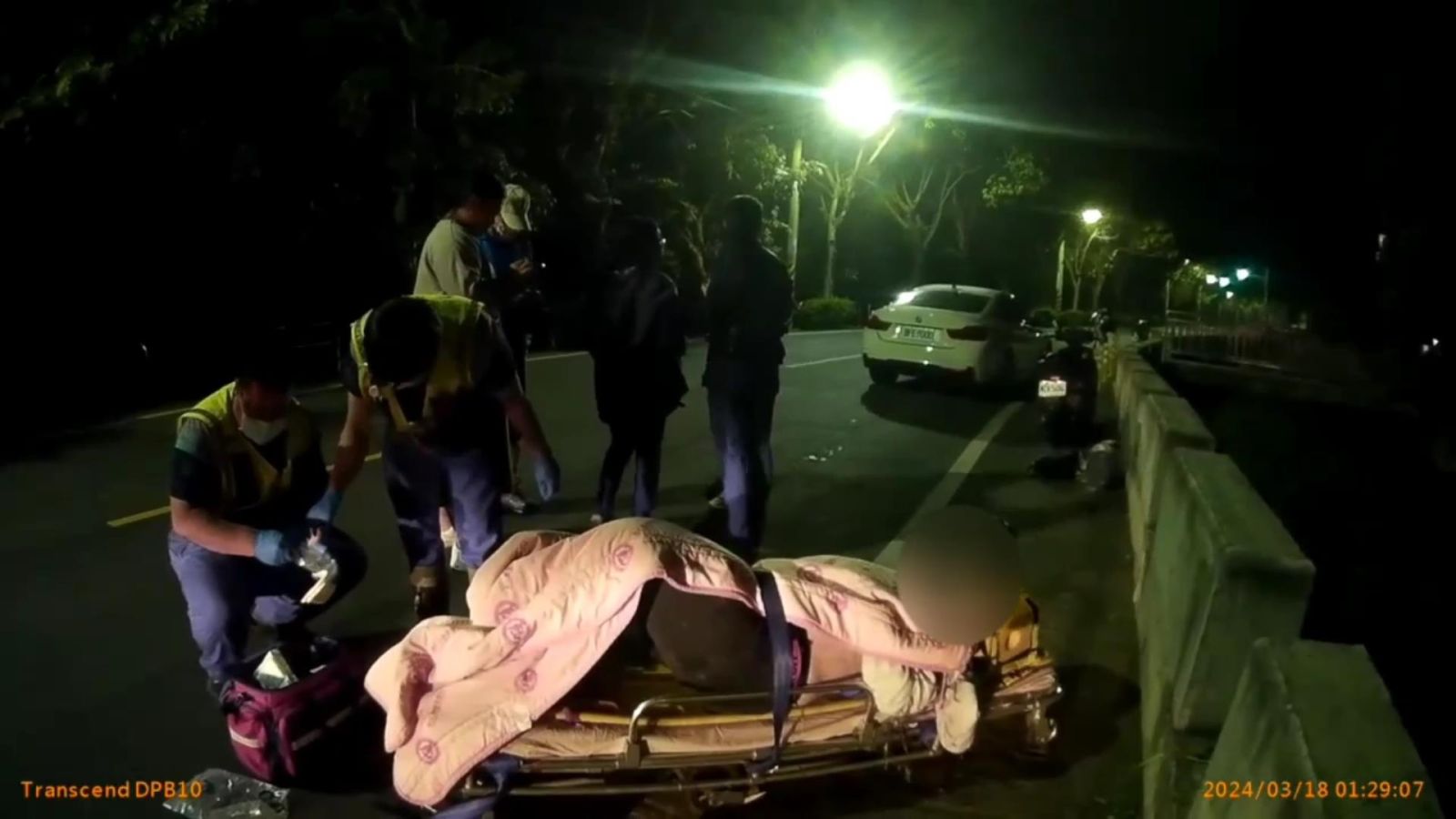 女大生深夜騎車摔進水溝　警消及民眾合力協助脫困 - https://www.watchmedia01.com