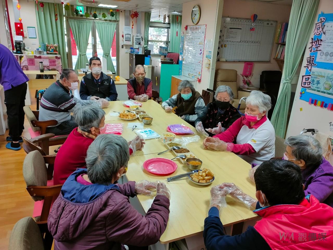（有影片）／彰化榮家日照中心長輩DIY愛心飯團　展現活力晚年生活 - https://www.watchmedia01.com