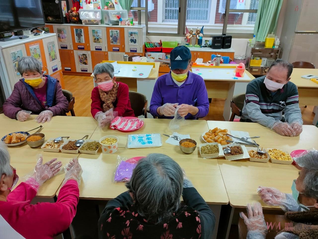 （有影片）／彰化榮家日照中心長輩DIY愛心飯團　展現活力晚年生活 - https://www.watchmedia01.com