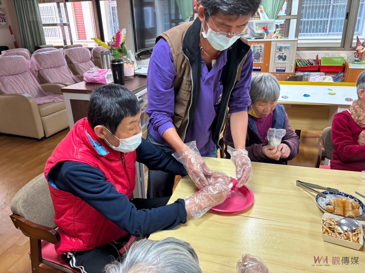 （有影片）／彰化榮家日照中心長輩DIY愛心飯團　展現活力晚年生活 - https://www.watchmedia01.com