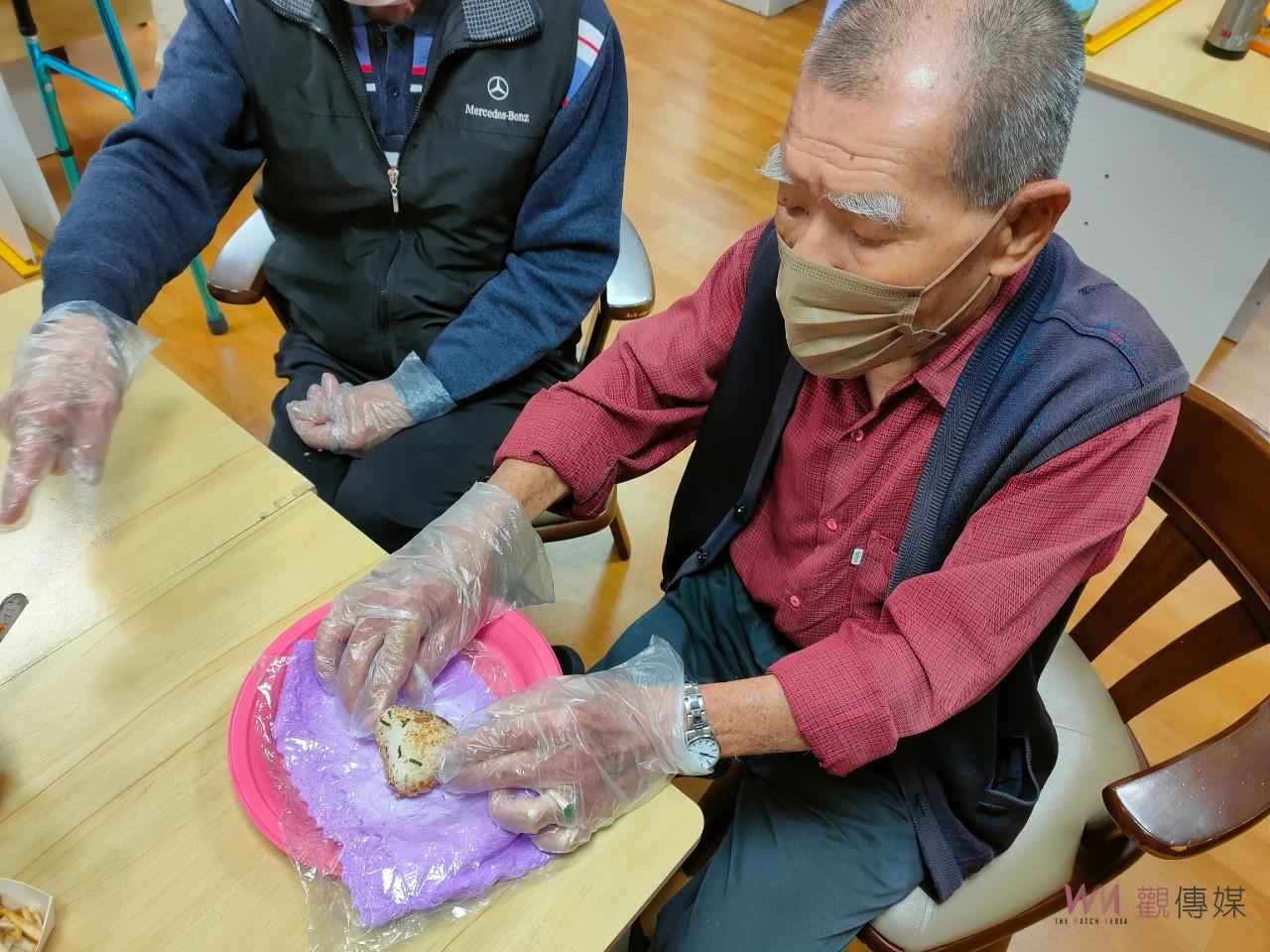 （有影片）／彰化榮家日照中心長輩DIY愛心飯團　展現活力晚年生活 - https://www.watchmedia01.com