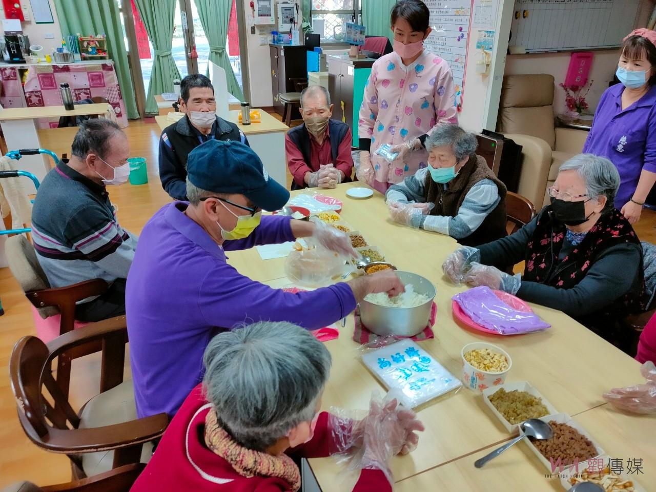 （有影片）／彰化榮家日照中心長輩DIY愛心飯團　展現活力晚年生活 - https://www.watchmedia01.com