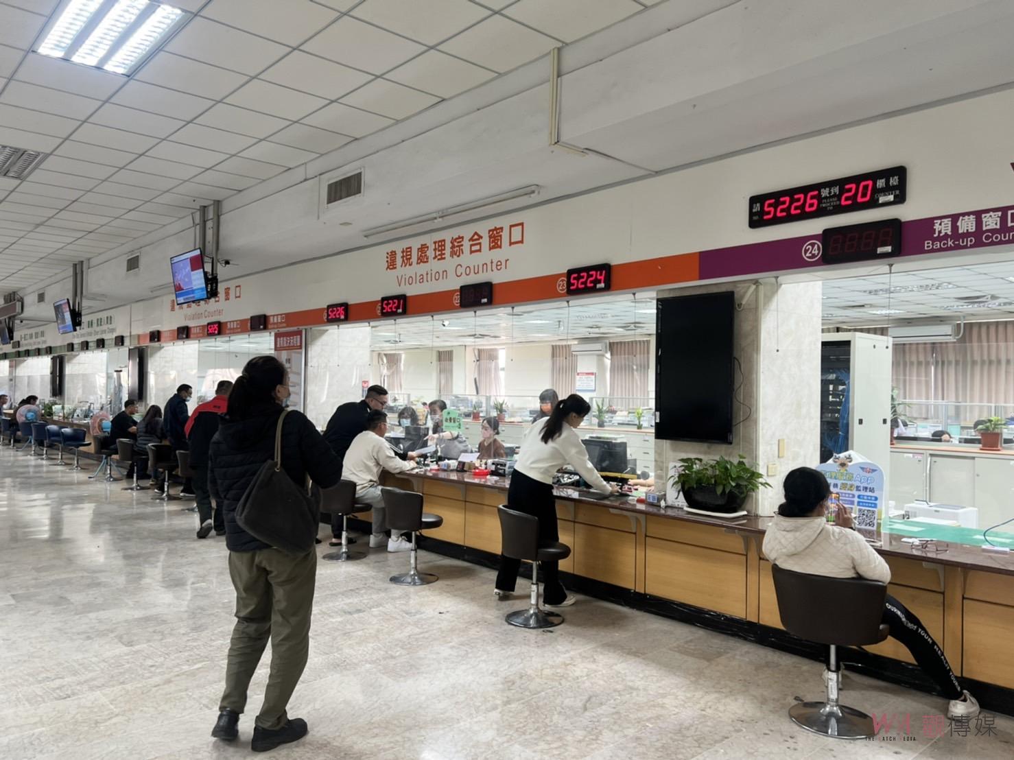 （有影片）／耍賴！衝動大叔不滿駕照被註銷　監理站申訴叫囂滿口噴髒話 - https://www.watchmedia01.com