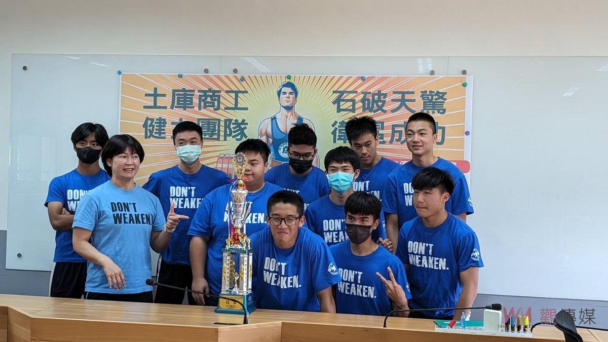 土庫商工健力隊全國賽衛冕成功二連霸 最佳舉者蘇仲哲硬舉300公斤破大會紀錄 - https://www.watchmedia01.com