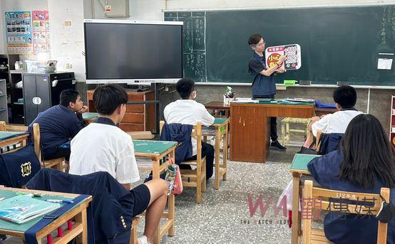 布袋警分局偵查隊化身老師上課 深耕校園推動反詐種子 - https://www.watchmedia01.com